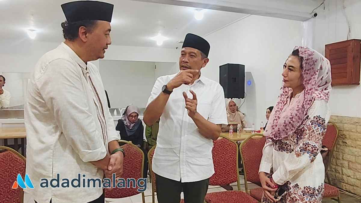 Wali Kota Malang Dr. Ir. Wahyu Hidayat, MM., saat berinteraksi bersama Pemilik Klinik Gigi NDC drg Nina Agustin, MM., Sp.Orth., bersama suaminya usai acara Buka Puasa bersama dan Pemberian Santunan oleh Rumah Sedekah NU (Foto : Agus Y)