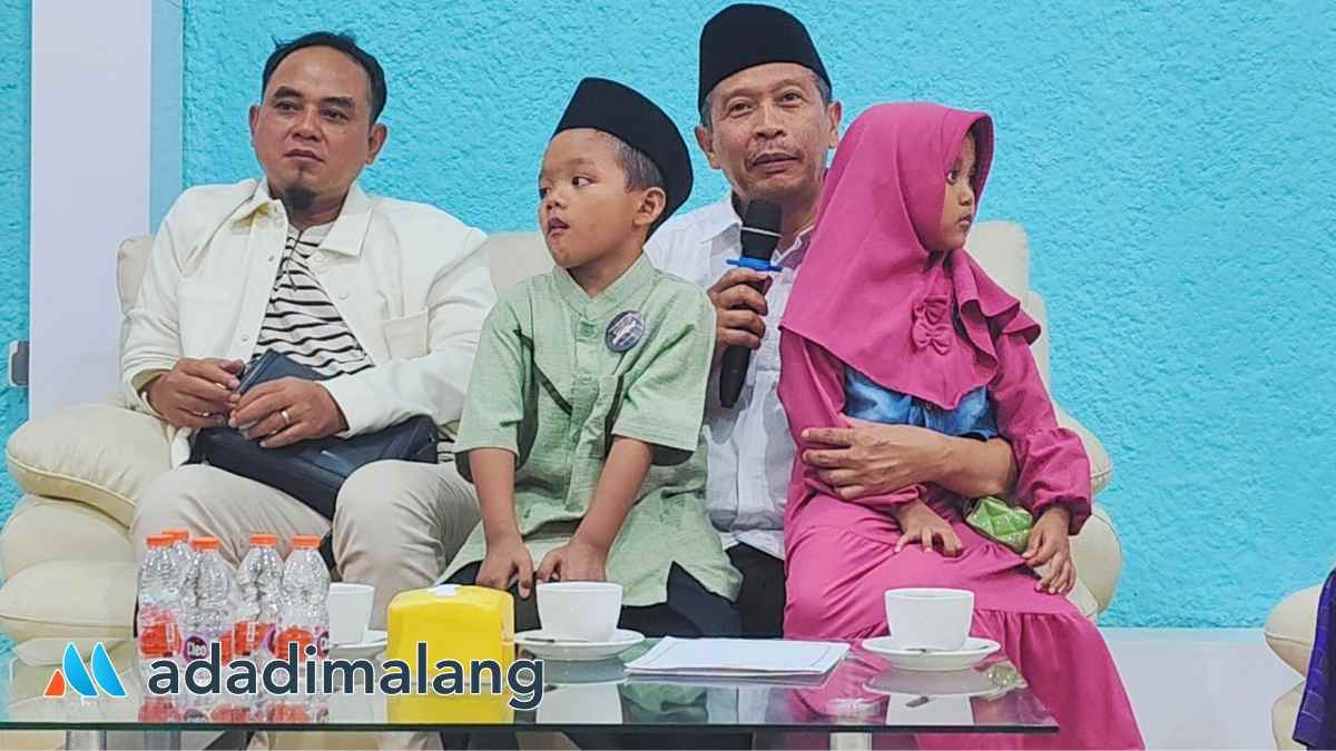 Dua orang anak kecil penyandang disabilitas duduk di pangkuan Wali Kota Malang Dr. Ir. Wahyu Hidayat, MM., saat diundang dalam acara Rumah Sedekah NU malam tadi (Foto : Agus Y)