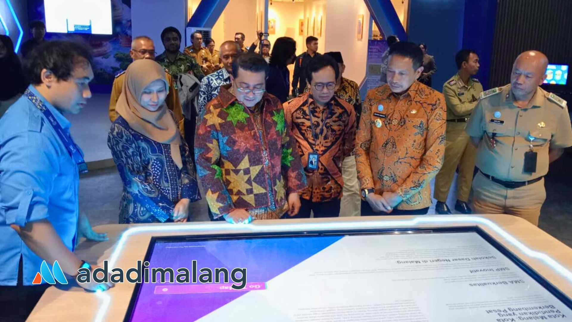 Didampingi Wali Kota Malang Wahyu Hidayat, Menteri Ekonomi Kreatif Teuku Riefky Harsya mengunjungi MCC
