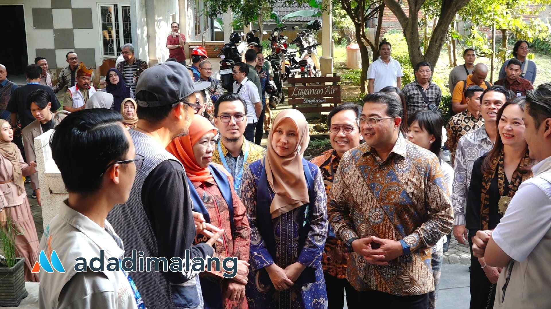 Menteri Ekonomi Kreatif RI dan Gubernur Jawa Timur saat mengunjungi dan meninjau perkembangan KEK Singhasari (Foto : Agus Yuwono)