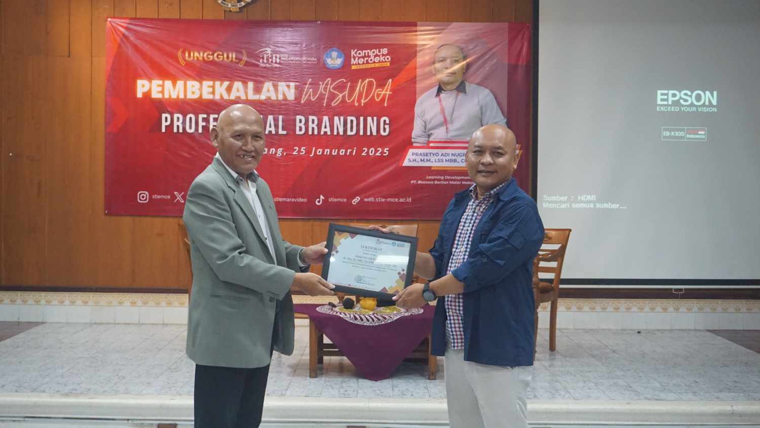 Wakil Ketua III Bidang Kemahasiswaan STIE Malangkuçeçwara, Dr. Drs. Kadarusman Ak., M.M., CA., saat memberikan cinderamata kepada alumni yang menjadi narasumber pembekalan calon wisudawan STIE Malangkuçeçwara