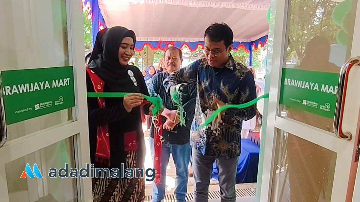 Direktur Operasional Brawijaya Multi Usaha, Didik Huswo Utomo, Ph.D., saat memotong pita tanda peresmian operasional Brawijaya Mart 2 di Kampus UB Dieng pagi tadi (Foto : Agus Y)