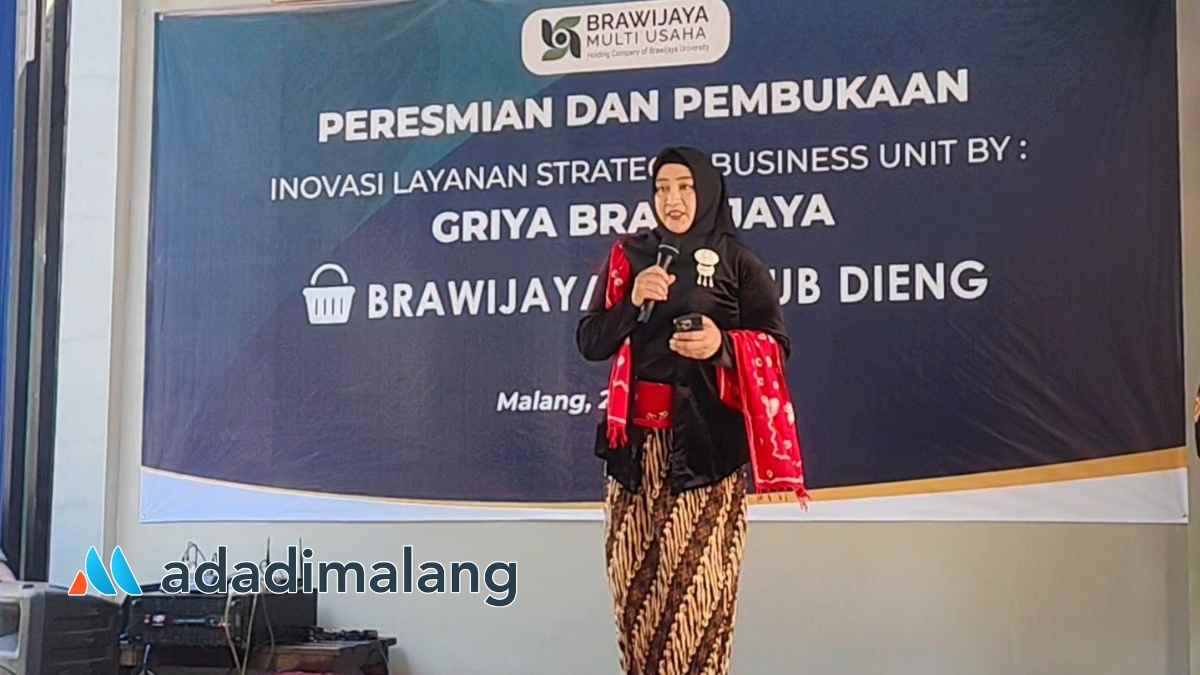 General Manager Griya Brawijaya, Aria Fitria, M.AP., saat menyampaikan laporannya sebelum peresmian Brawijaya Mart 2 (Foto : Agus Y)