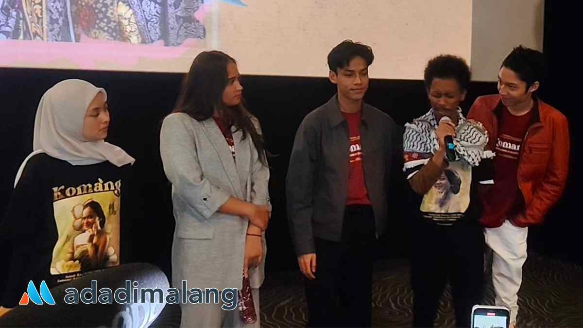 Raim Laode, saat menyampaikan sambutannya di kota Malang usai pemutaran film Komang yang menceritakan kisah hidupnya bersama istrinya (Foto : Agus Yuwono)