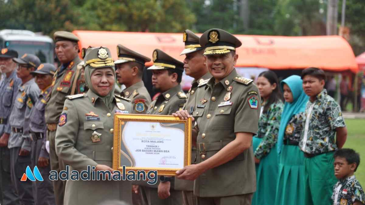 Wali Kota Malang menerima penghargaan yang diberikan oleh Gubernur Jawa Timur