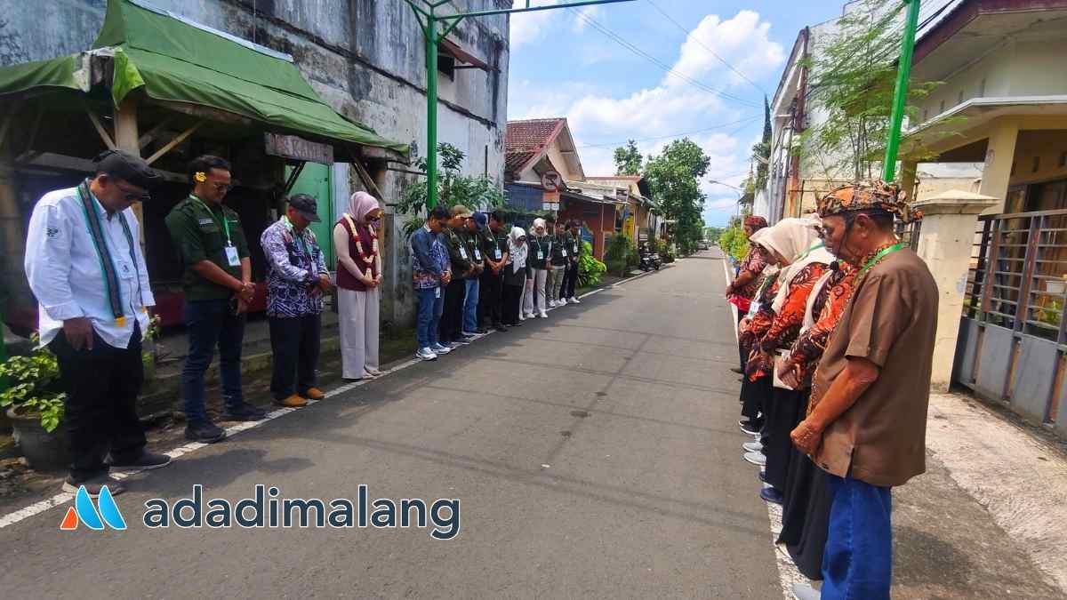 Rombongan DLH Dan Ketua DPRD Barito Kuala saat mengunjungi Kampung Wonosari Go Green (WNS) kota Malang (Foto : Agus Yuwono)