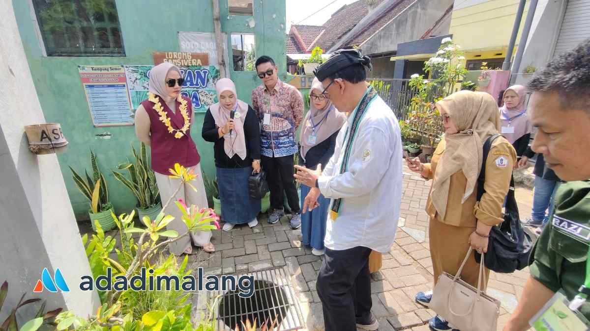 Pembina Lingkungan Tingkat Nasional asal kota Malang Ir. Bambang Irianto saat menyambut rombongan dari DLH Dan ketua DPRD Barito Kuala Kalsel (Foto : Agus Yuwono)