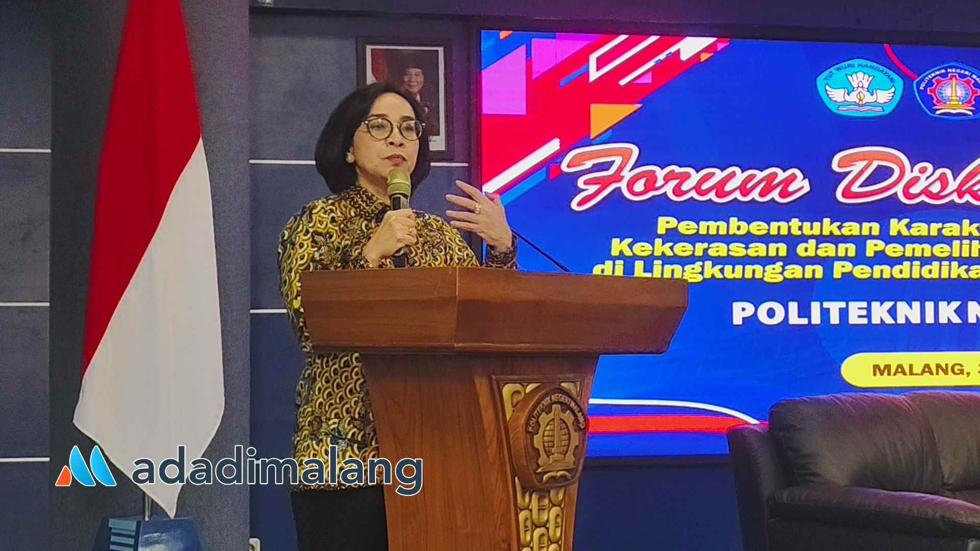 Inspektur Jenderal Kementerian Pendidikan Tinggi, Sains, dan Teknologi (Kemendiktisaintek), Dr. Chatarina Muliana Girsang, SH., SE., MH., saat menyampaikan paparannya dalam Forum Diskusi Nasional di kampus POLINEMA (Foto : Agus Yuwono)