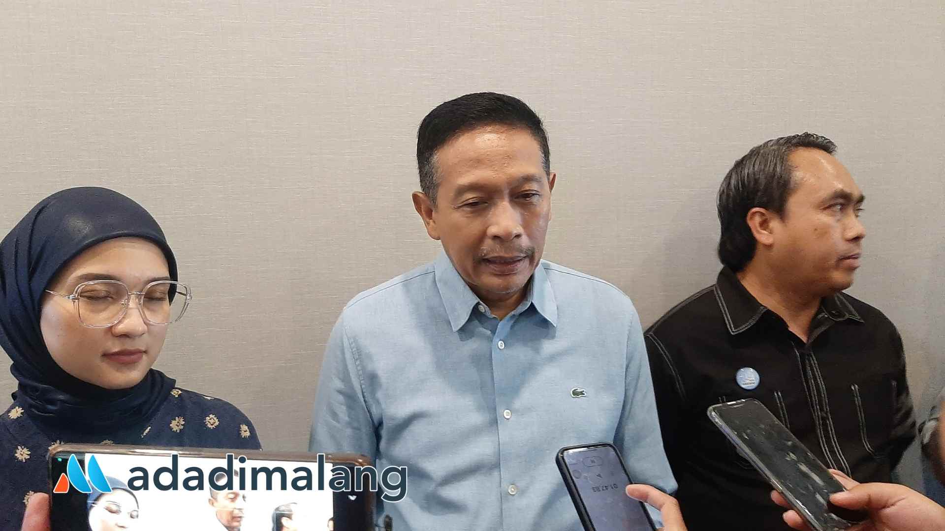 Wali Kota Malang Dr. Ir. Wahyu Hidayat, MM., bersama Ketua DPRD Kota Malang dan Kepala Disnaker PMPTSP Kota Malang