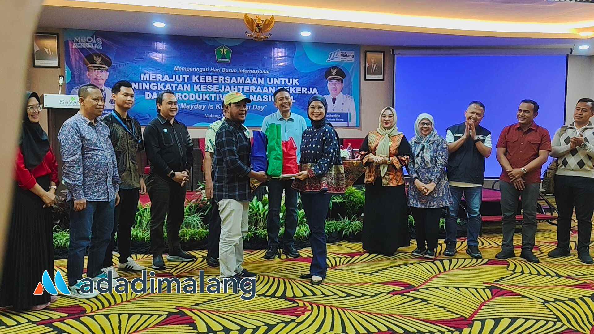 Ketua DPRD Kota Malang, Amithya Ratnanggani Siraduhita, SS., saat menyerahkan bingkisan kepada perwakilan Organisasi Buruh yang mengikuti Sarasehan Peringatan Hari Buruh Internasional (Foto : Agus Y)