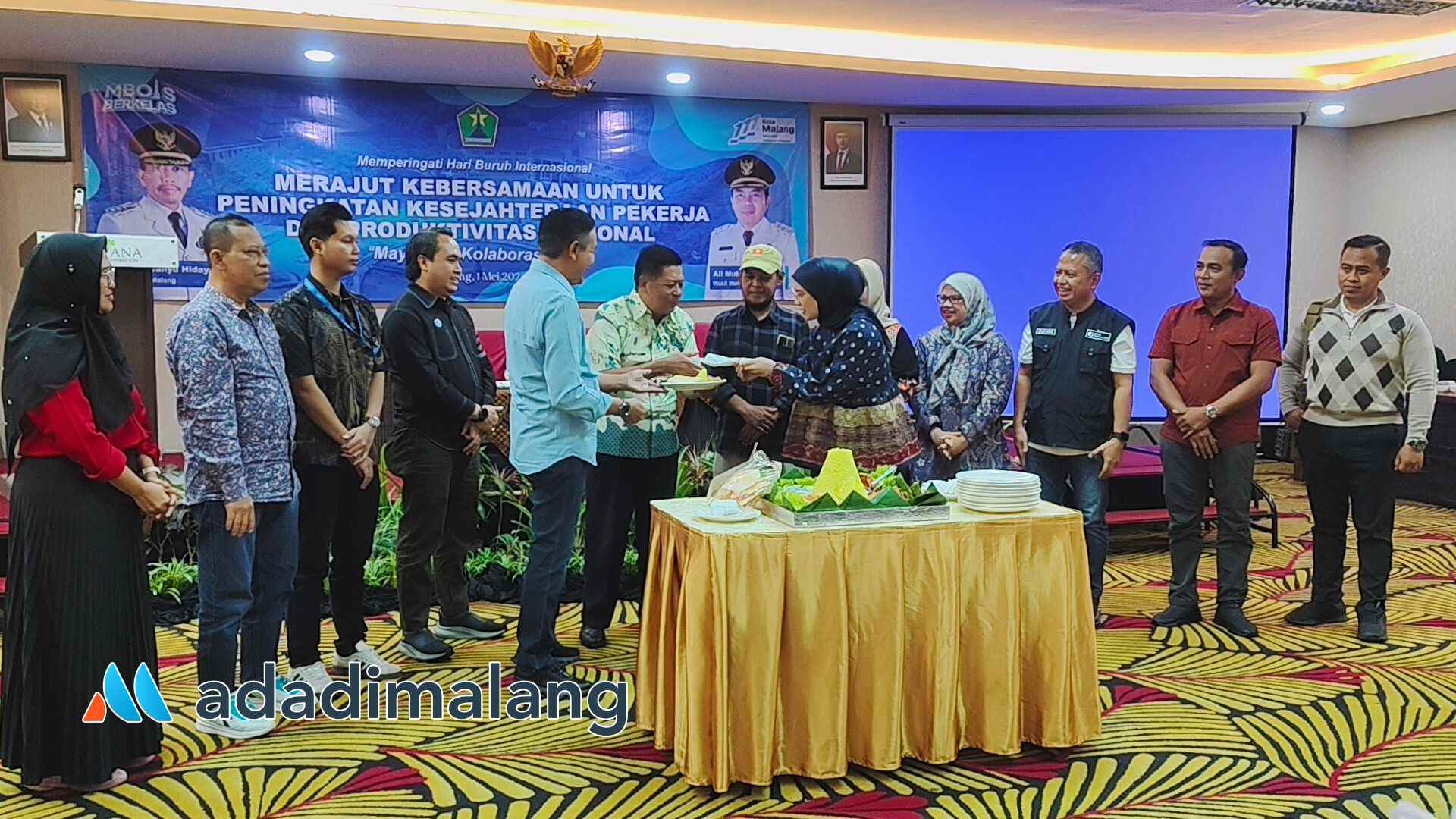 Ketua DPRD Kota Malang, Amithya Ratnanggani Siraduhita, SS., saat menyerahkan potongan tumpeng Peringatan Hari Buruh Internasional yang digelar oleh DIsnaker PMPTSP pagi tadi (Foto : Agus Y)