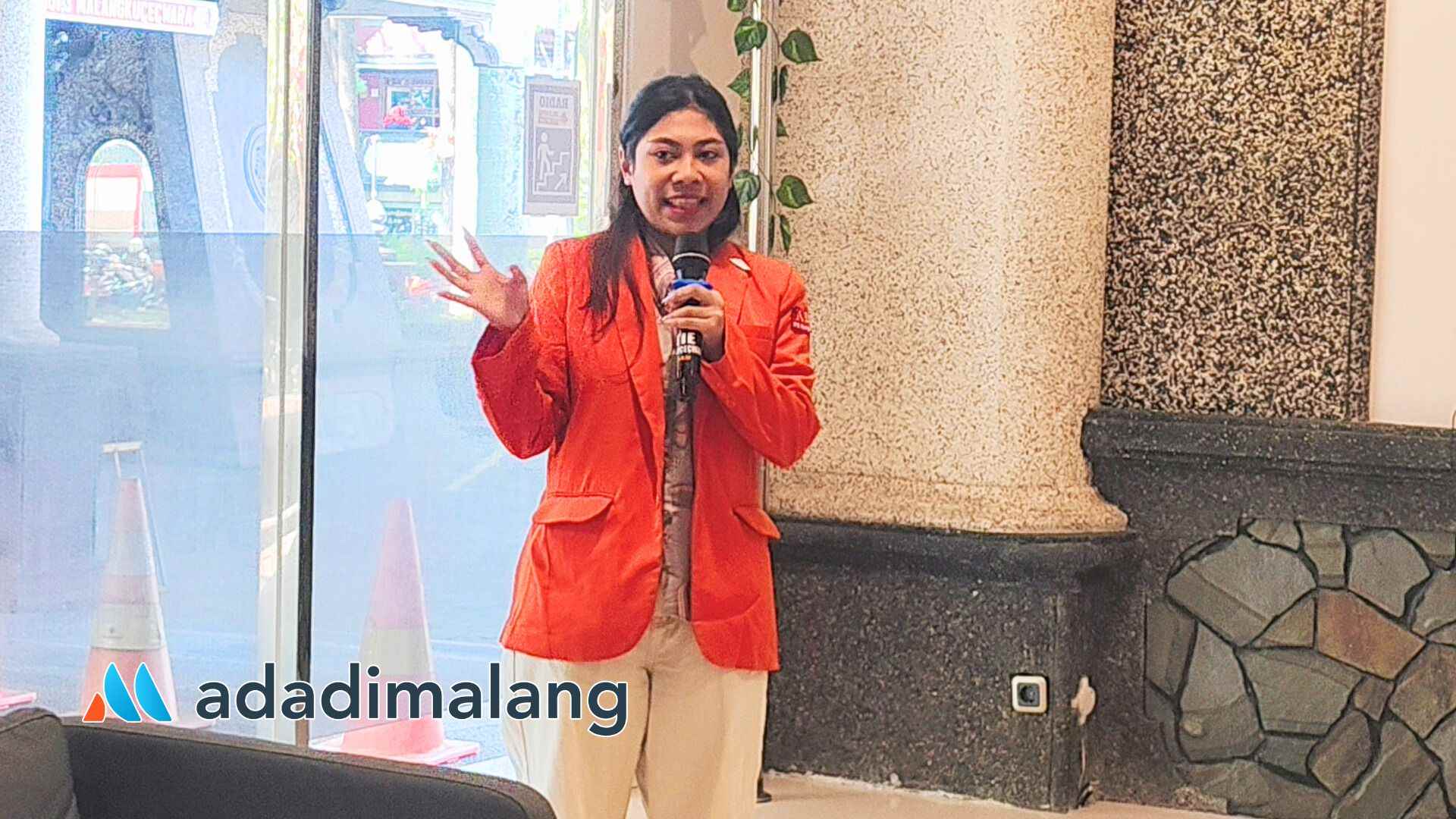 Salah satu mahasiswa STIE Malangkuçeçwara yang telah menyelesaikan program magang internasional di Jepang, Fransiska Prisilia Within menyampaikan pengalaman dan memberikan tips agar program magang dapat berjalan lancar (Foto : Agus Y)