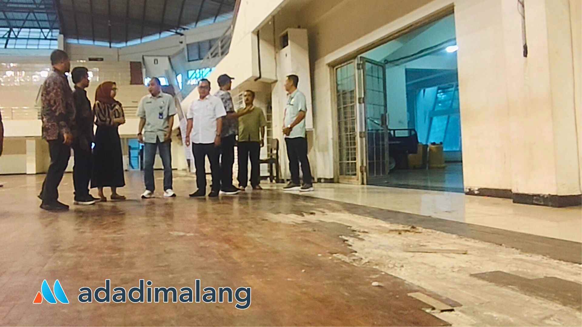 Beberapa lokasi di dalam GOR Ken Arok kota Malang nampak lapisan kayu pelindung lantai telah terkelupas sehingga nampak bagian semen terlihat (Foto : Agus Y) 