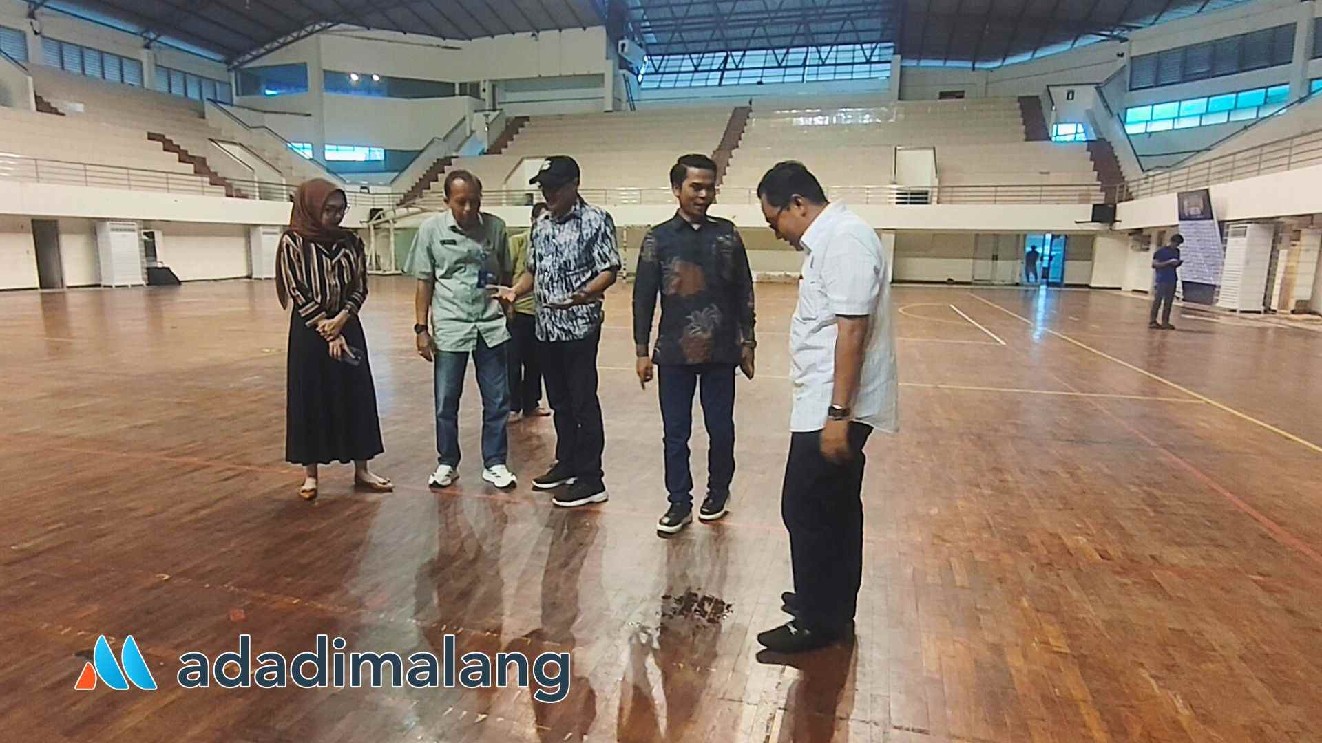 Wakil Ketua Komisi D DPRD Kota Malang, Suryadi., S.Pd., MM., (memakai hem putih) saat memberikan perhatian pada lantai GOR Ken Arok yang basah karena ada kebocoran pada bagian atap (Foto : Agus Y) 