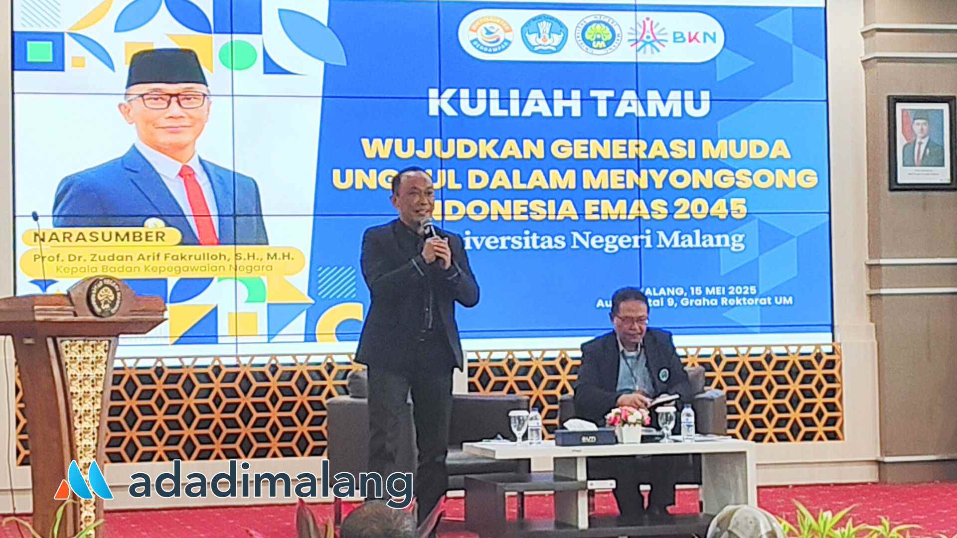 Kepala Badan Kepegawaian Negara (BKN) RI, Prof. Dr. Zudan Arif Fakrulloh, S.H., M.H., saat mengawali penyampaian materi kuliah tamu di Universitas Negeri Malang siang tadi (Foto : Agus Y)