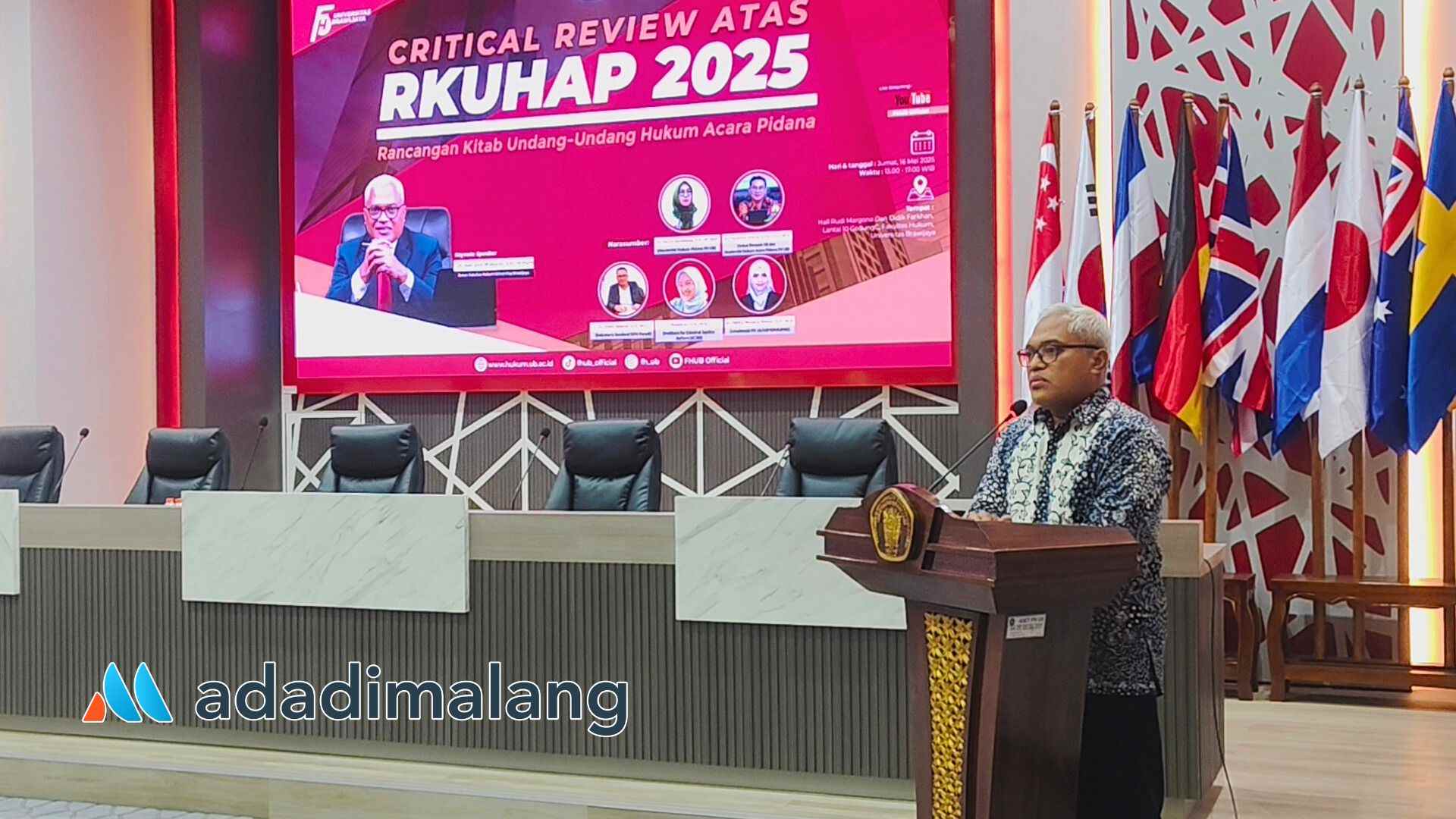 Dekan FH UB, Dr. Aan Eko Widiarto, SH., MHum., saat menyampaikan paparannya sebagai keynote speaker (Foto : Agus Y)