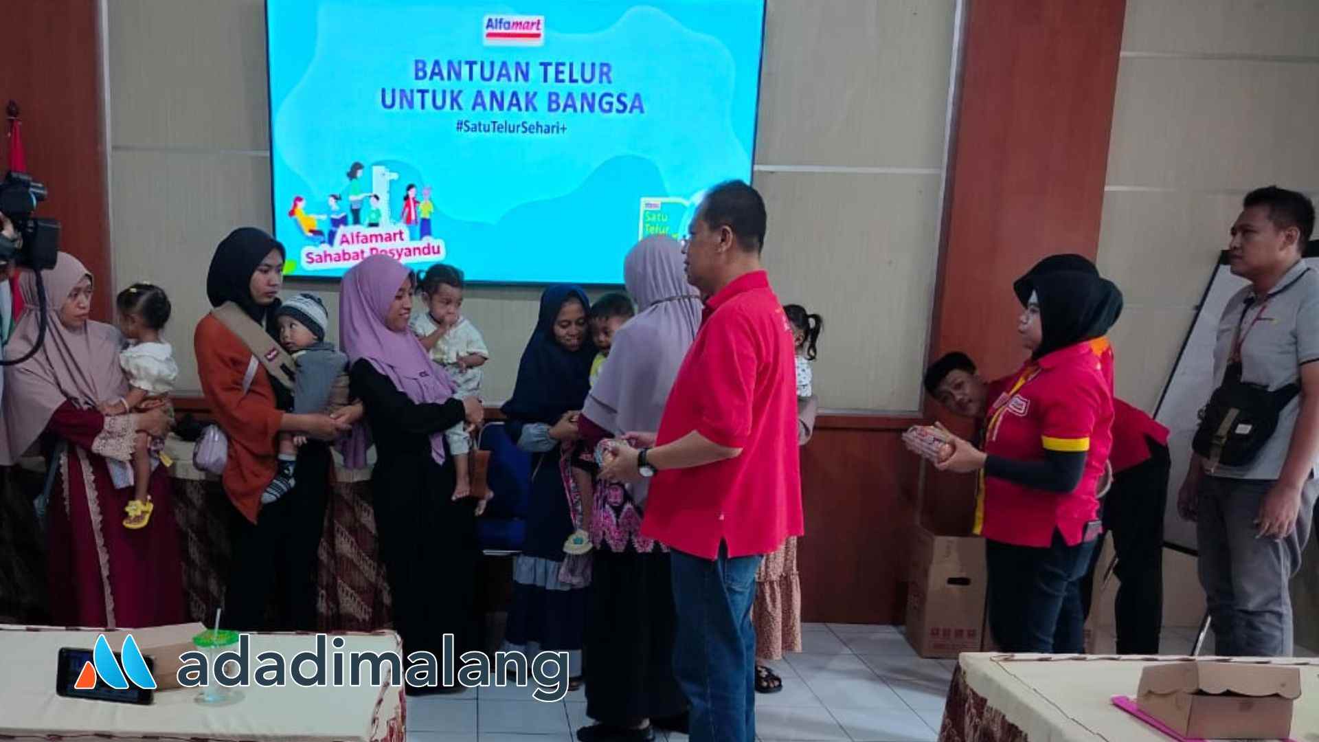Pemberian bantuan dari Alfamart kepada para anak-anak yang mengalami stunting (Foto : Ist)