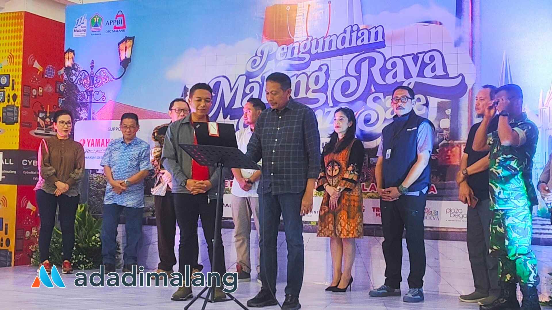 Wali Kota Malang Dr. Ir. Wahyu Hidayat, MM., menekan tombol pengundian hadiah utama Vaganza Sale 2025 (Foto : Agus Y)