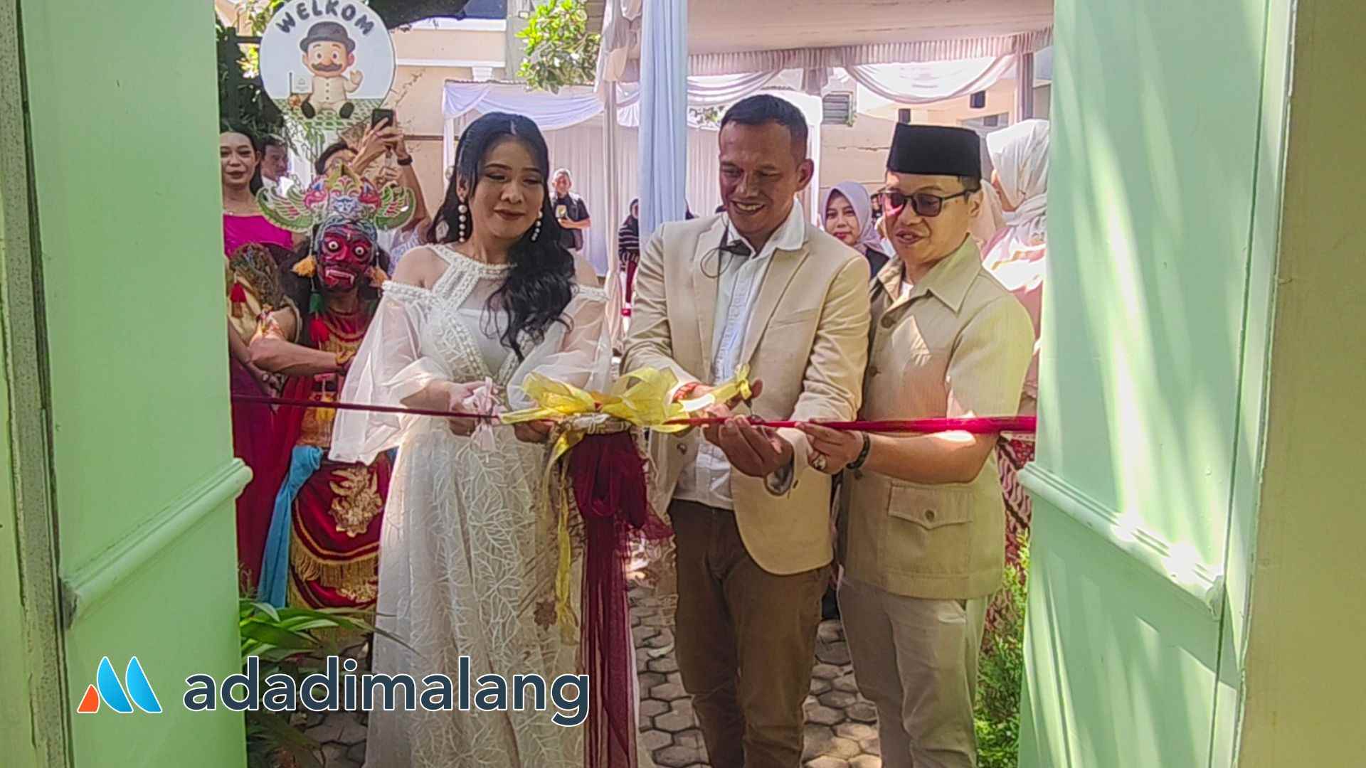 Owner dan Pengelola Cafe Bunker Gedong Ijen, Mohammad Haris Ishaq dan Dewi Utari saat memotong pita tanda Grand Opening Cafe Bunker Gedong Ijen (Foto : Agus Y)
