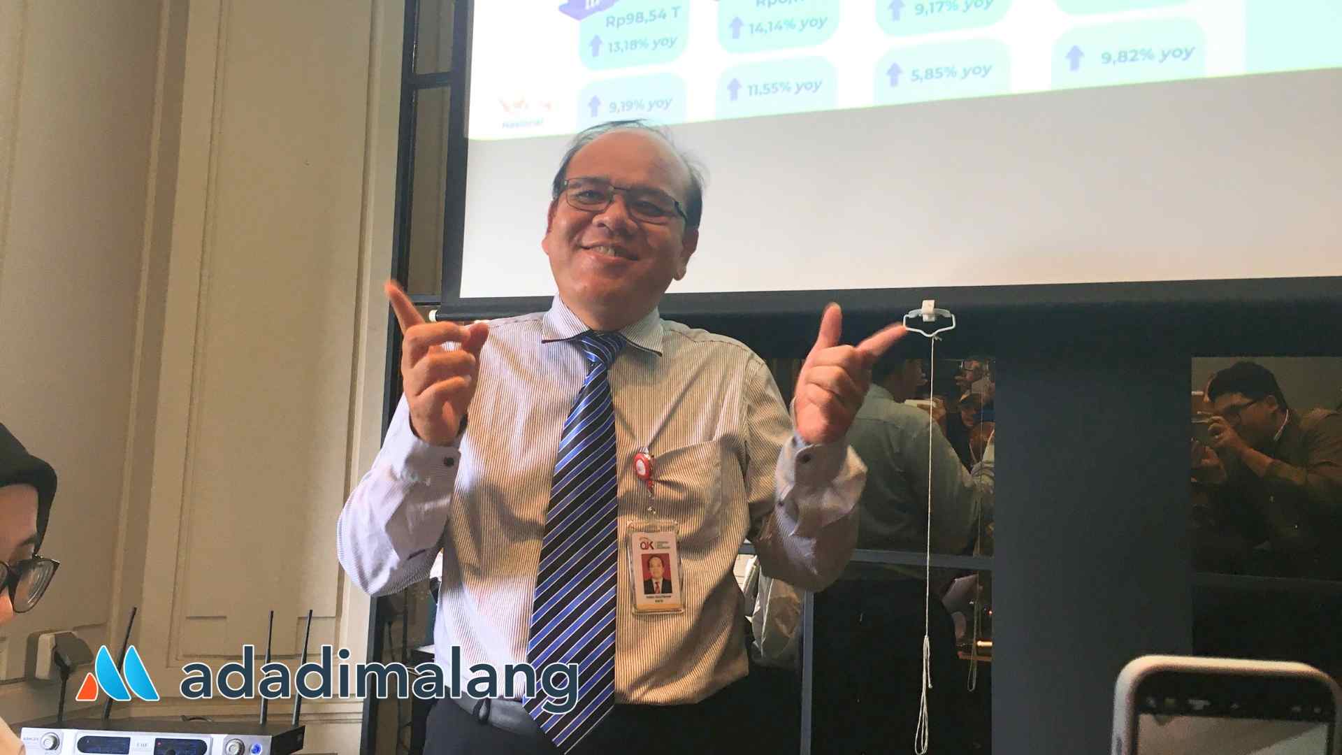 Kepala Otoritas Jasa Keuangan (OJK) Malang, Farid Faletehan saat memberikan keterangan kepada wartawan siang tadi (Foto : Agus Yuwono)