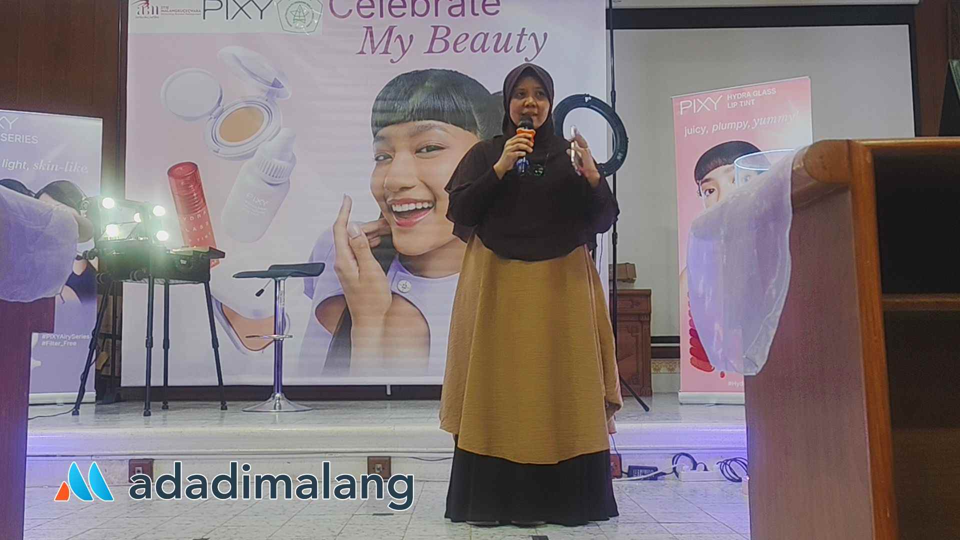 Dosen sekaligus Pembina UKM Kerohanian Islam STIE Malangkuçeçwara, Imama Zuchroh, B.Sc., M.Com., saat menyampaikan materinya tentang inner beauty (Foto : Agus Yuwono) 