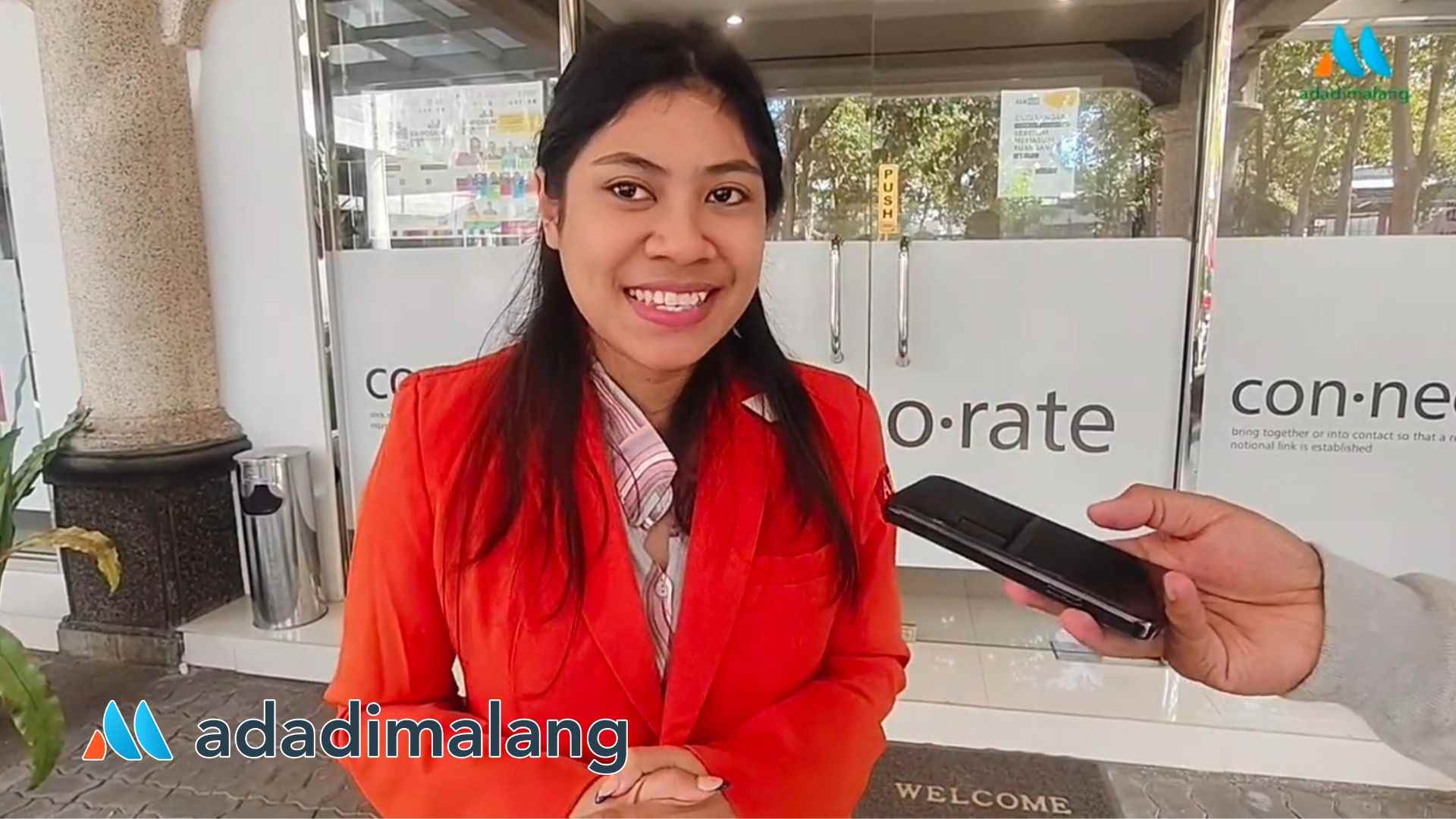 Mahasiswa STIE Malangkuçeçwara, Fransiska Prisilia Within saat memberikan keterangan kepada wartawan (Foto : Agus Yuwono)