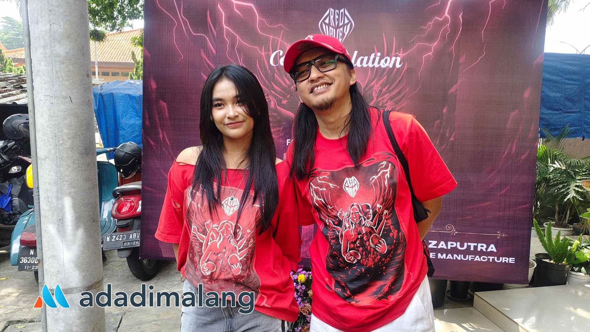 Dadik Chang bersama vokalis Red Valley, Wara Valerie