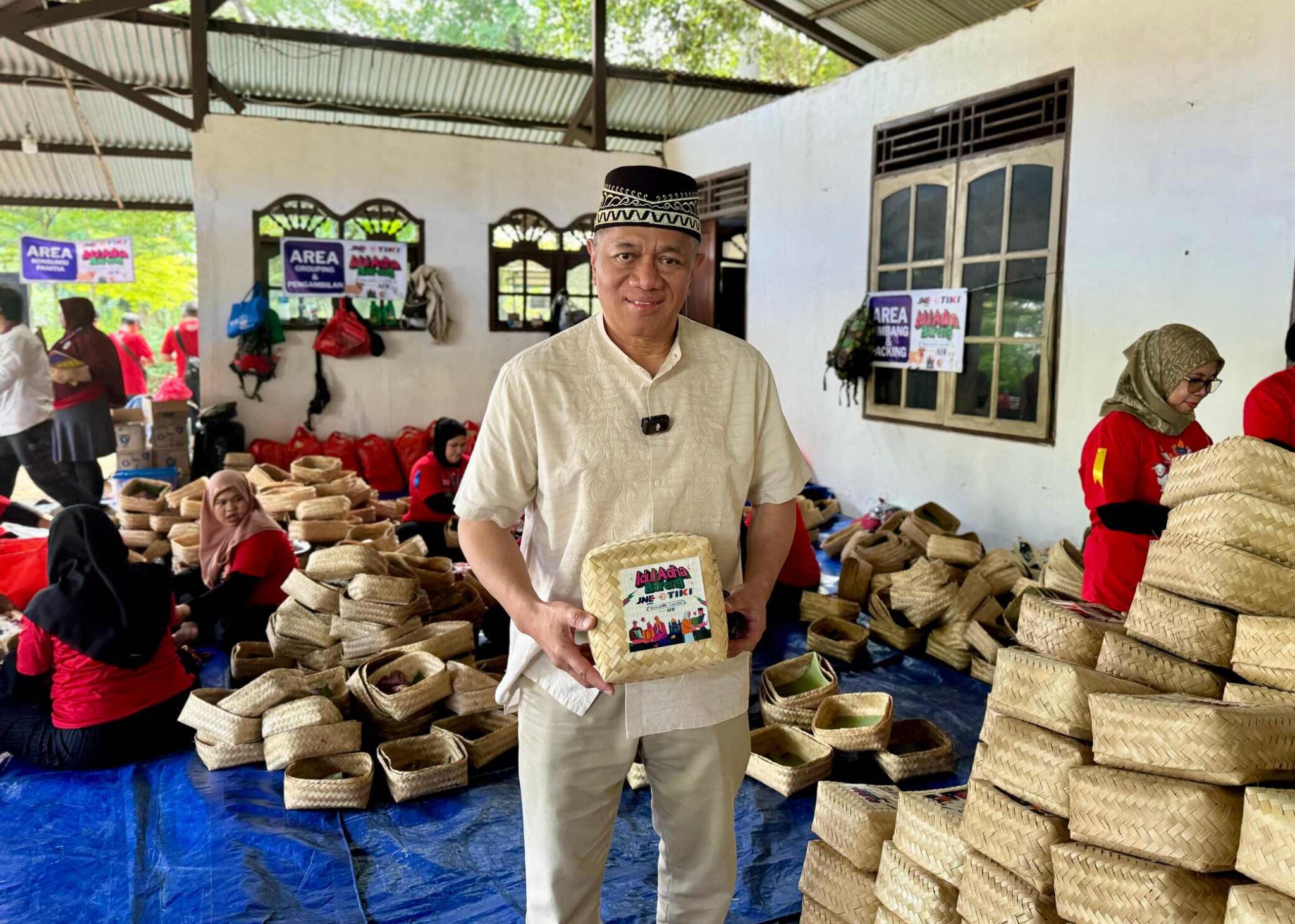 M. Feriadi Soeprapto selaku Presiden Direktur JNE menghadiri langsung proses penyembelihan dan pengemasan daging kurban yang dilakukan oleh Ksatria dan Srikandi JNE dan TIKI sebelum diserahkan kepada penerima manfaat (Foto : Ist)