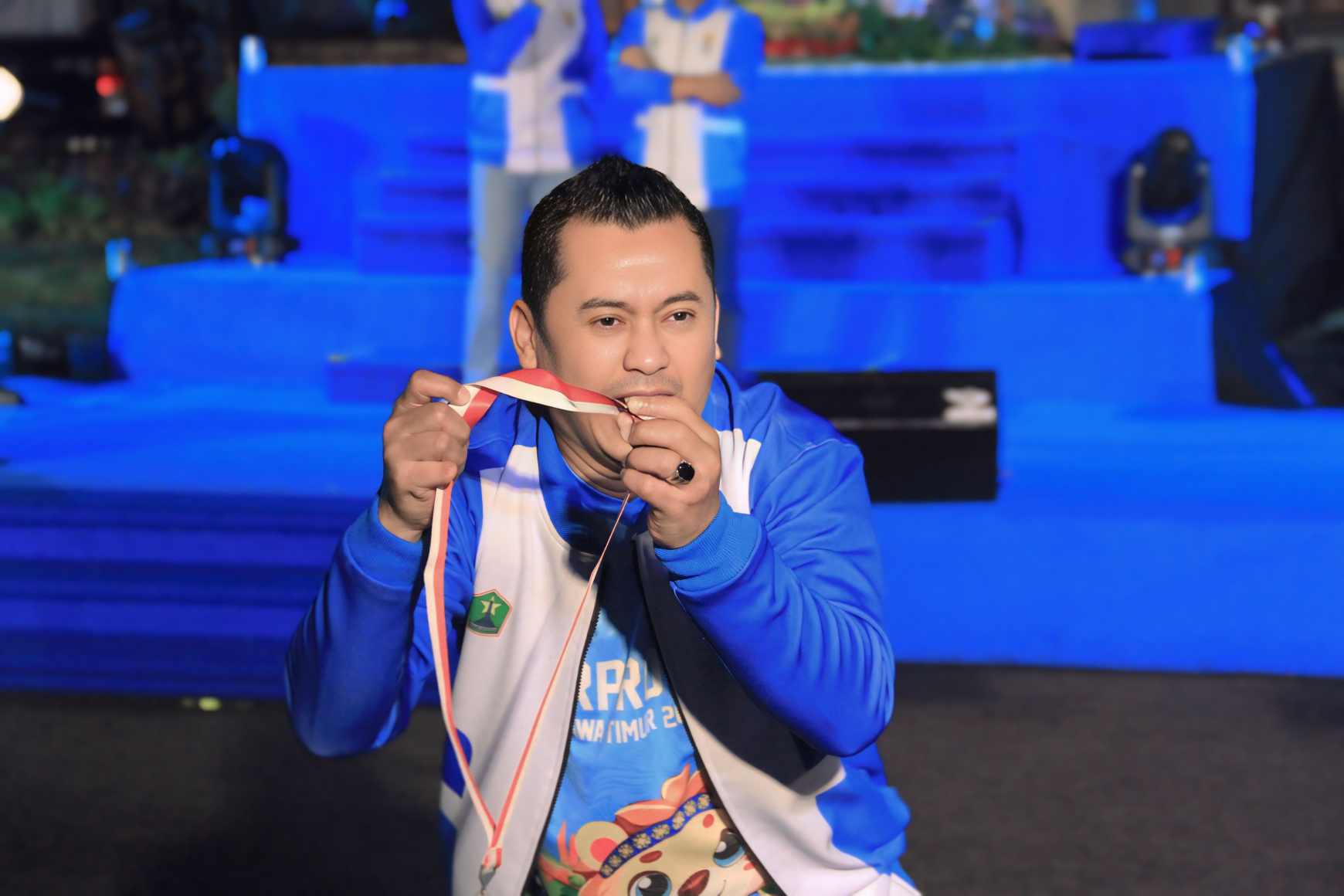 Direktur Utama Perumda Tugu Tirta, Priyo Sudibyo, SE, S.Sos, MM, usai menerima Rekor MURI malam tadi (Foto : Ist)