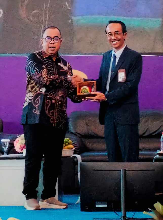 Ketua Umum IKA Polinema menerima merchandise dari Direktur POLINEMA (Foto : Ist)