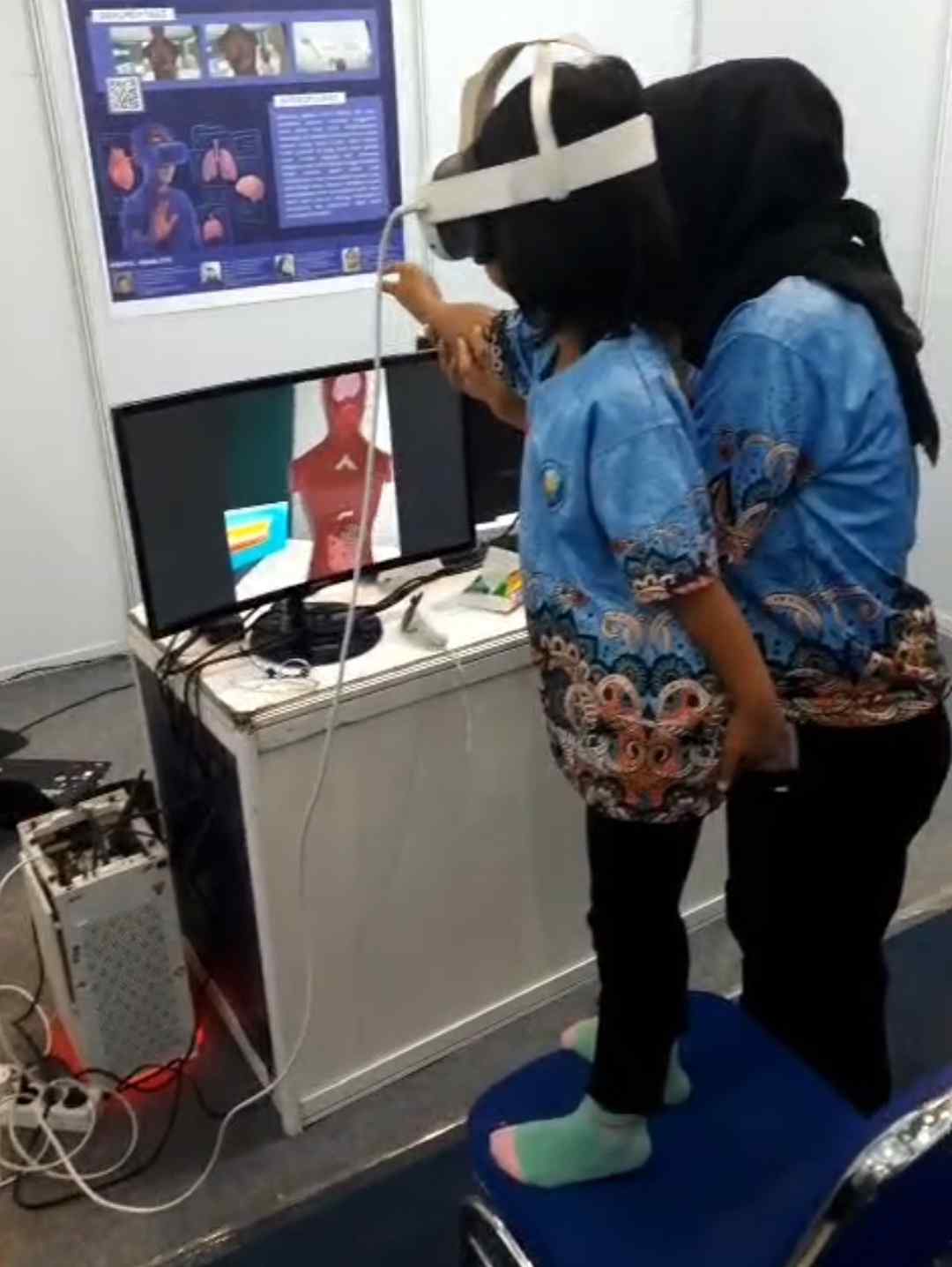 Salah satu anak-anak tengah mencoba inovasi BioQuest (Foto : Ist)