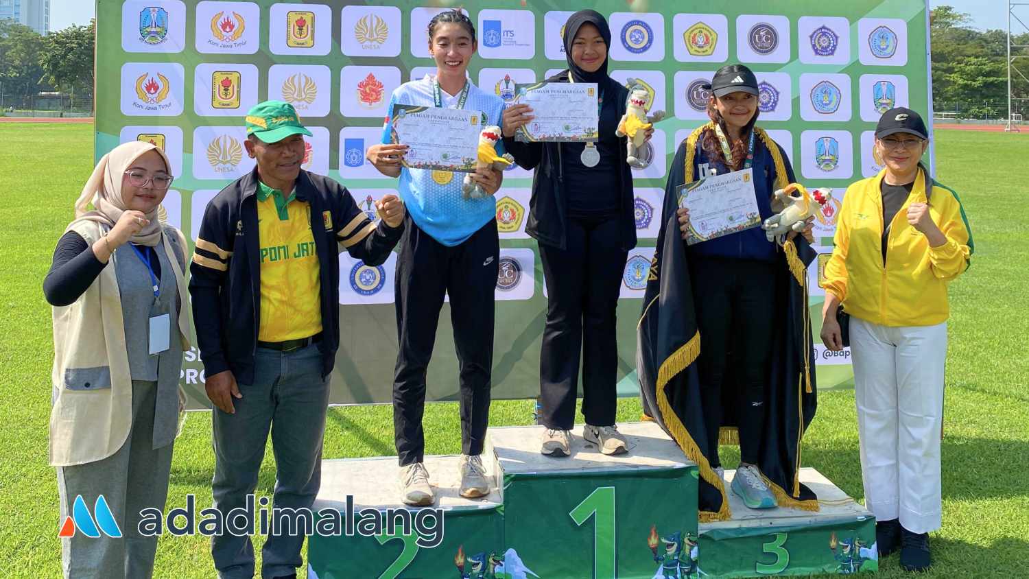 Mahasiswi STIE Malangkuçeçwara, Nadya Adelia usai menerima pengalungan medali Emas dan pemberian sertifikat penghargaan sebagai Juara I Lompat Jauh POMPROV Jatim 2025 di Unesa Surabaya beberapa waktu lalu (Foto : Ist)