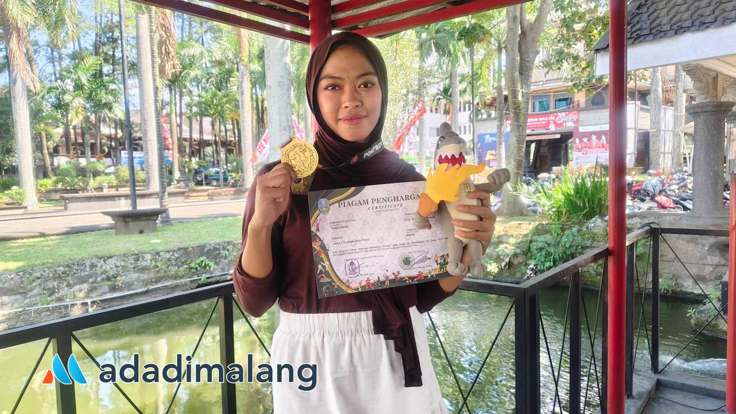 Nadya Adelia saat ditemui di kampus STIE Malangkuçeçwara pagi tadi (Foto : Agus Yuwono)