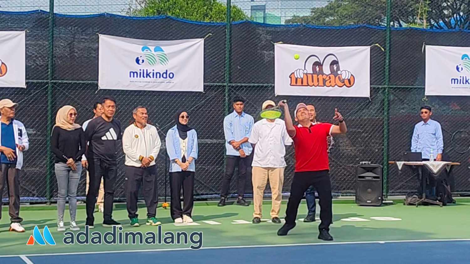 Kepala Dinas Pemuda dan Olahraga Jawa Timur, Hadi Wawan Guntoro memukul.bola pertama kali aebagai tanda pembukaan turnamen (Foto : Agus Yuwono)