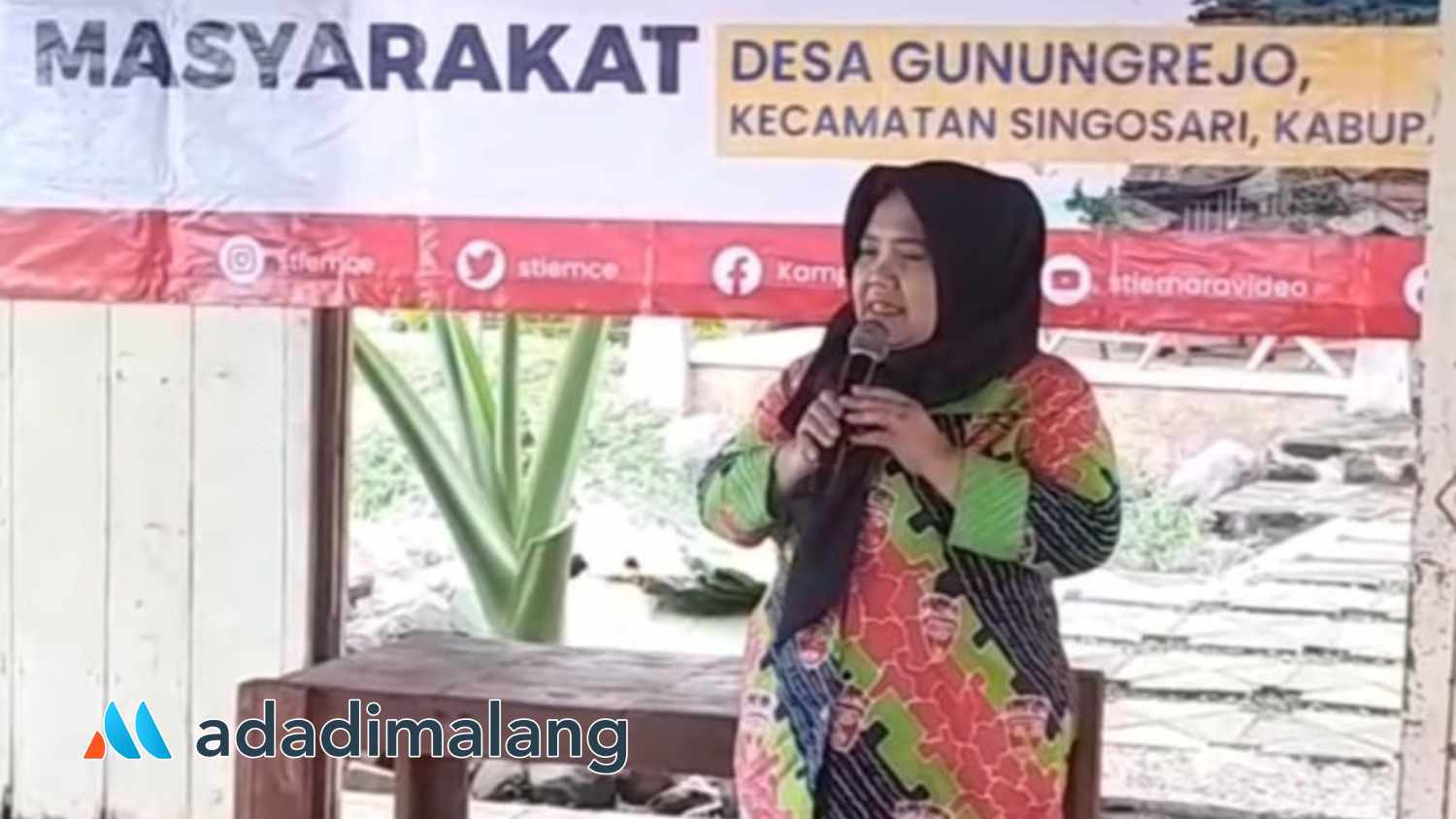 Ketua LPPM STIE Malangkuçeçwara, Dr. Dra. Siti Munfaqiroh, M.Si., saat berada di lokasi Pengabdian Masyarakat