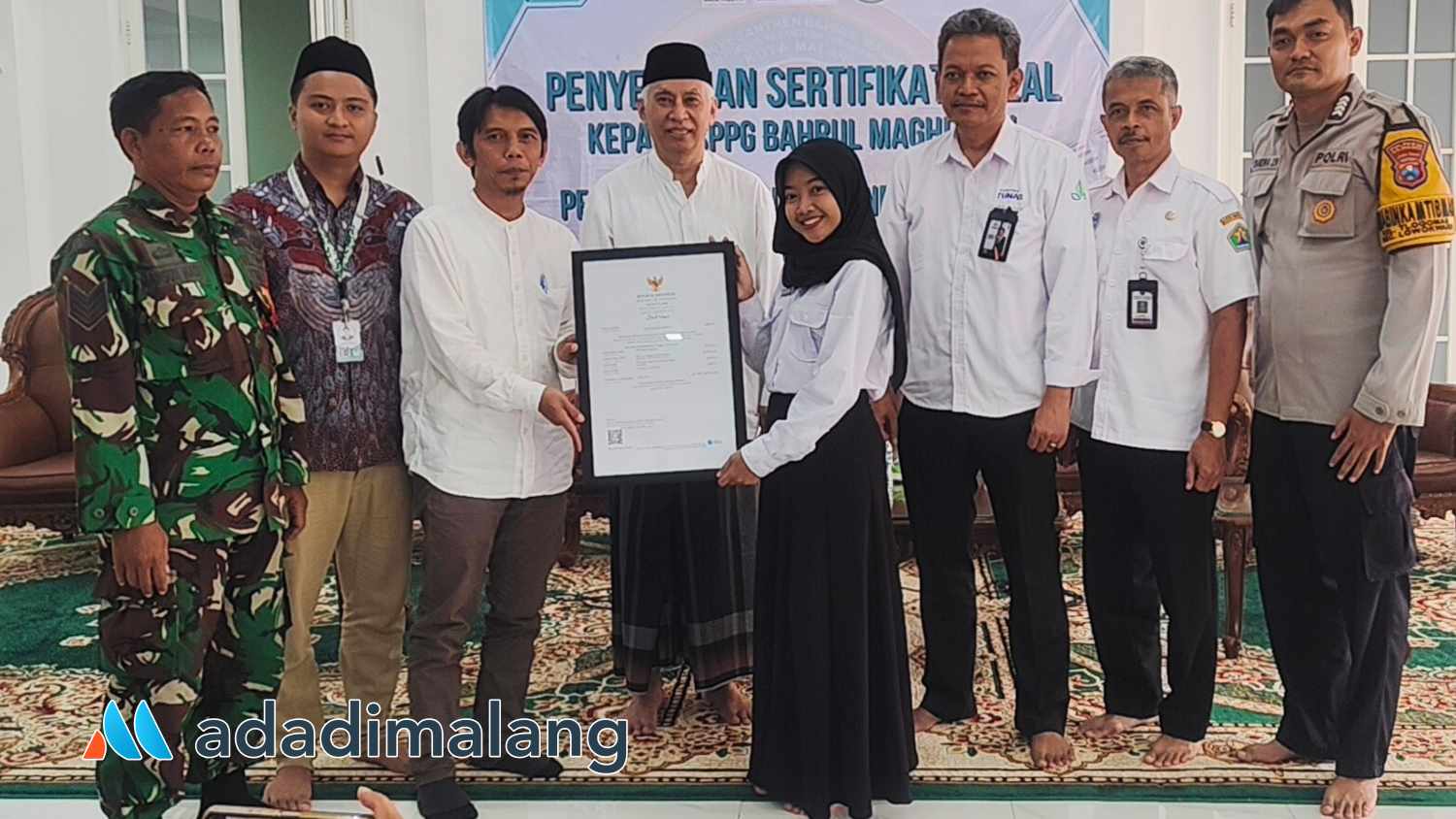Deputi Kepala Kantor Perwakilan BI Malang, Dedi Prasetyo saat menyerahkan sertifikat halal untuk SPPG Bahrul Maghfiroh (Foto : Agus Yuwono)