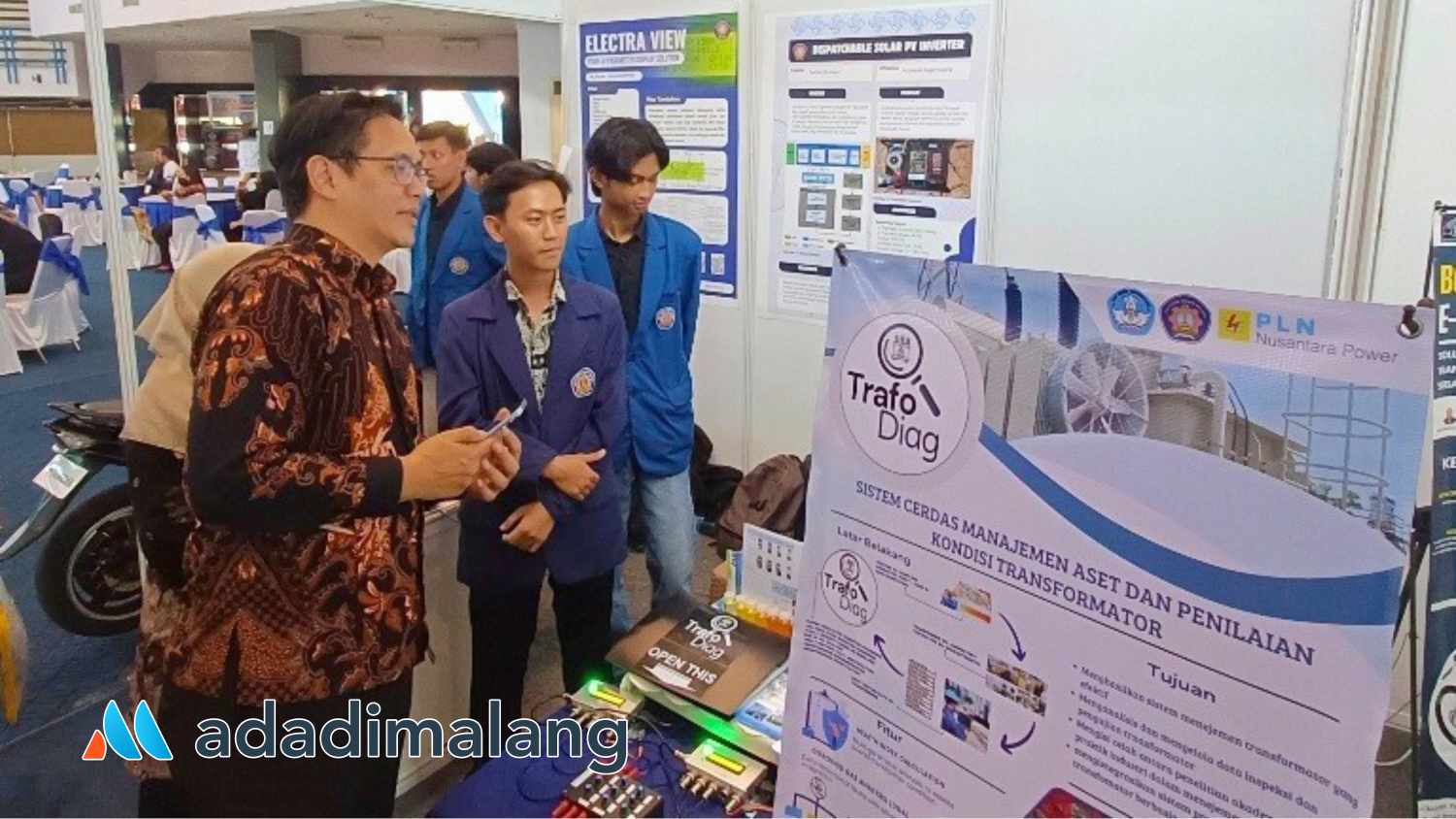 Dr. Fauzan Adziman, ST., M.Eng., saat berada di salah satu booth pusat riset POLINEMA (Foto : Agus Yuwono)