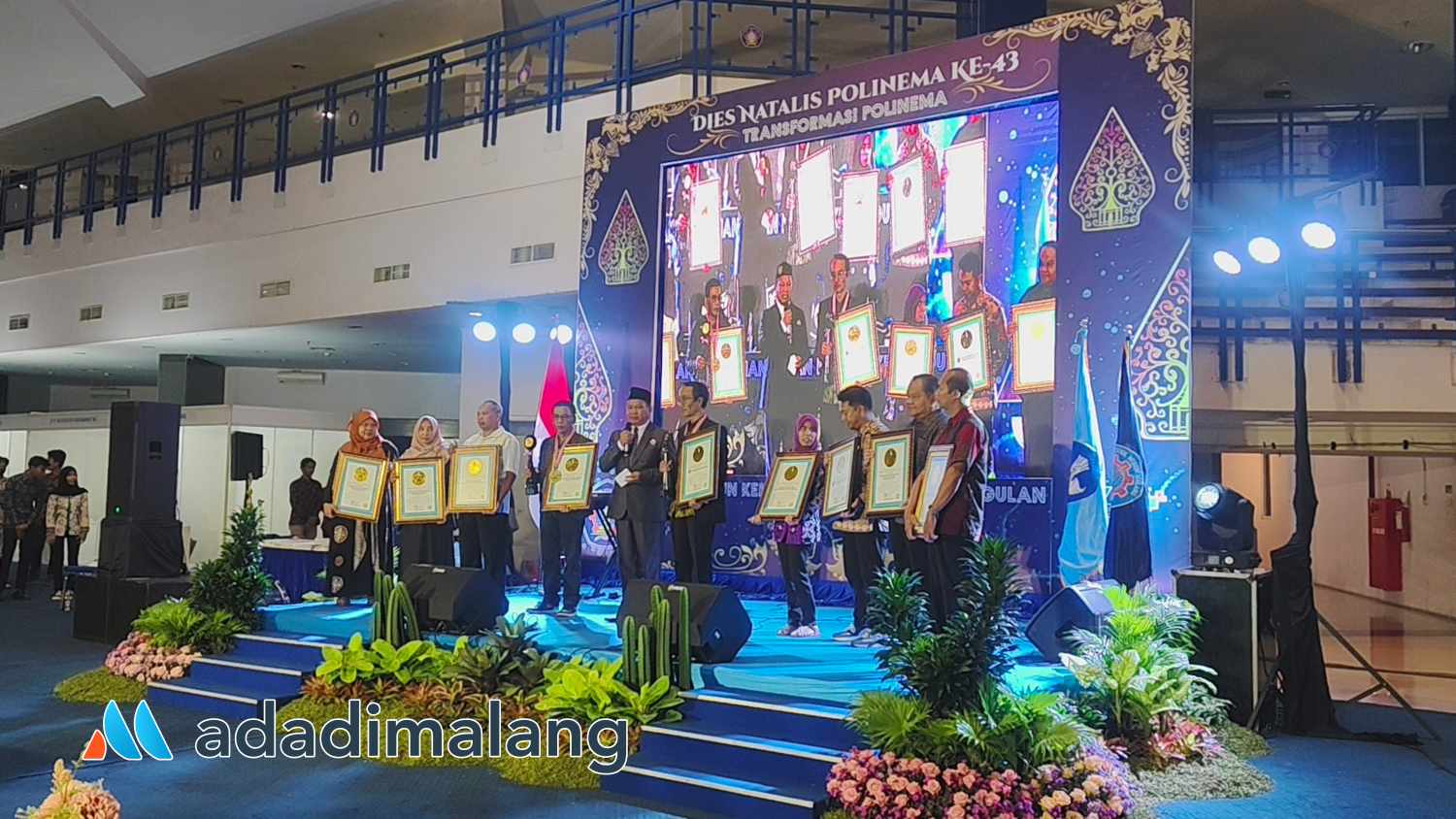 Direktur dan beberapa Ketua Jurusan di POLINEMA menerima penghargaan dari LEPRID (Foto : Agus Yuwono)