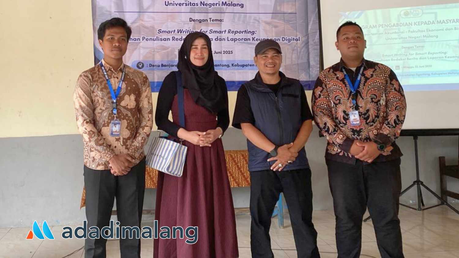 Tim Pengabdian Masyarakat Akuntansi FEB UM, Dr. Satia Nur Maharani, S.E., M.SA., Ak., CSRS.,saat berada di lokasi kegiatan bersama dengan narasumber pelatihan dan juga perwakilan BEM FEB UM (Foto : Red)