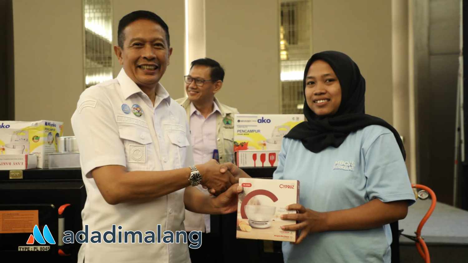 Wali Kota Malang Dr. Ir. Wahyu Hidayat, MM., menyerahkan bantuan alat kepada karyawan pabrik rokok pagi tadi (Foto : Ist)