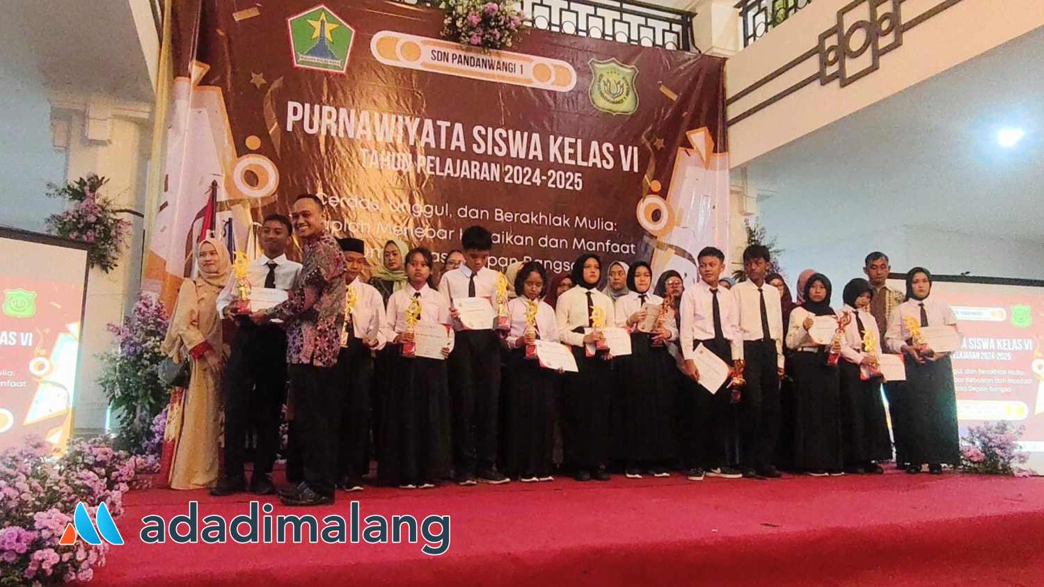 Kepala Sekolah SDN Pandanwangi I Blimbing Kota Malang memberikan piagam dan piala kepada siswa kelas VI yang berprestasi (Foto : Agus Yuwono)