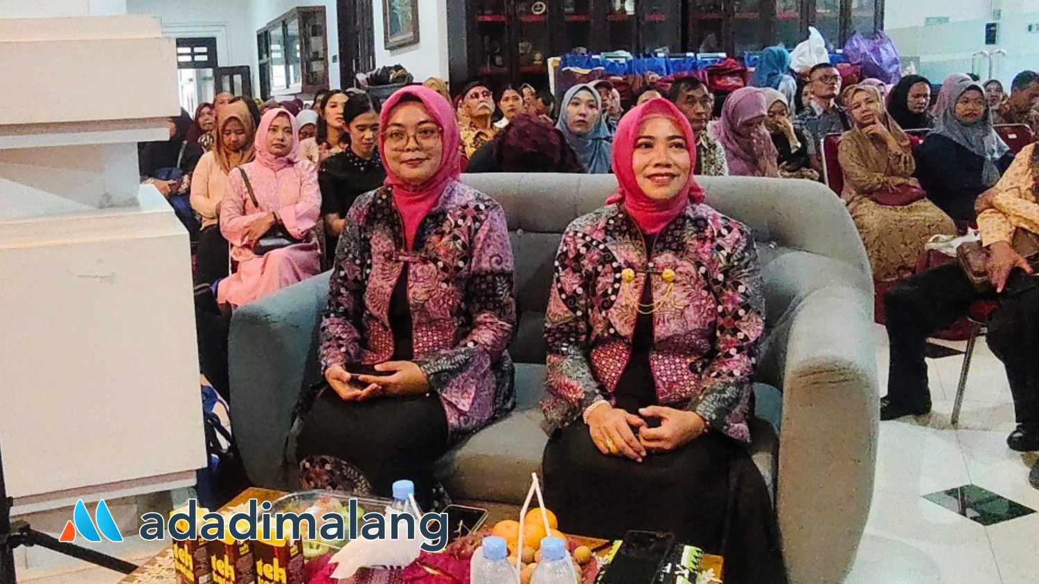 Ketua Panitia Purnawiyata SDN Pandanwangi I, Etik Siswanto, S.Pd., (sebelah kanan) bersama guru SDN Pandanwangi I saat Purnawiyata pagi tadi (Foto : Agus Y)