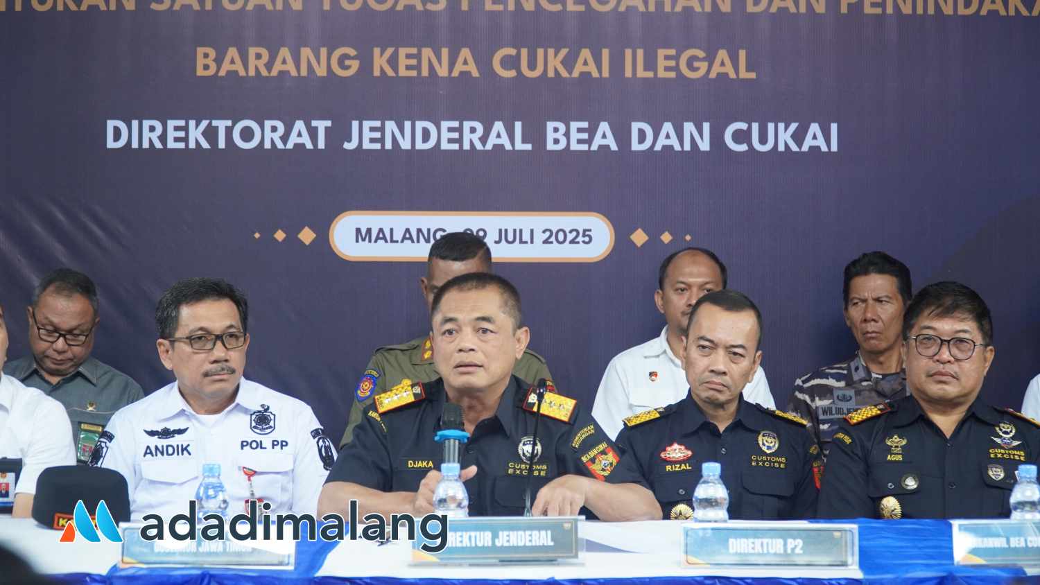 Direktur Jenderal Bea dan Cukai, Letjen TNI (Purn) Djaka Budhi Utama saat menyampaikan keterangan pers di Kanwil Bea Cukai jatim II pagi tadi (Foto : Ist)