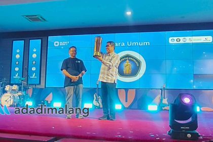 Ketua Forum Pendidikan Tinggi Vokasi Indonesia (FPTVI), Prof. Dr. Ir. Muhammad Restu, M.P, saat mengangkat Piala Juara Umum dari Mendikti Saintek untuk diserahkan ke Dekan fakultas Vokasi Universitas Brawijaya sebagai peraih Juara Umum OLIVIA X 2025 (Foto : Agus Yuwono)