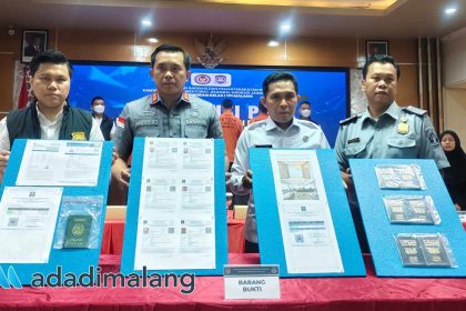 Kepala Imigrasi Kelas I TPI Malang menunjukkan barang bukti pelanggaran hukum Keimigrasian yang dilakukan oleh 7 WNA tersebut (Foto : Agus Yuwono)