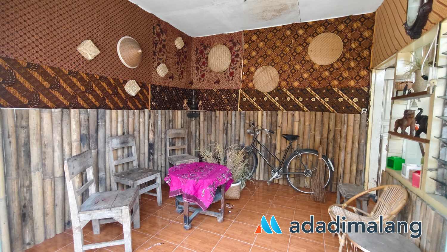 Salah satu rumah warga disulap menjadi lokasi ngopi tempoe doeloe (Foto : Agus Yuwono)