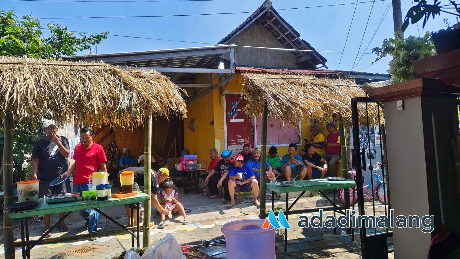 Warga RT 6 RW 2 Kelurahan Arjosari sedang mempersiapkan Semar Tempoe Doeloe Jilid 2 minggu pagi tadi (Foto : Agus Yuwono)