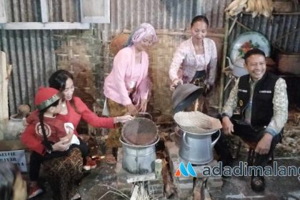 Dr. Ir. Wahyu Hidayat, MM., saat masih menjabat sebagai Pj Wali Kota Malang hadir dan membuka even Semar Tempoe Doeloe pertama tahun lalu (Foto : Ist)