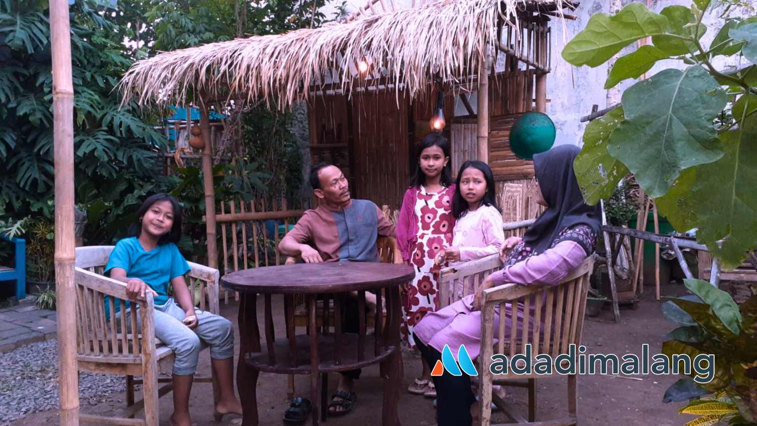 Ketua RT 6 RW 2 Arjosari bersama Ketua PKK RT 6 RW 2 Arjosari menikmati suasana sore di salah satu photobooth di wilayahnya (Foto : Agus Yuwono)