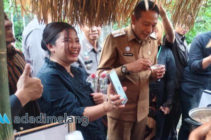 Lurah Arjosari dan Wali Kota Malang melakukan pembayaran dengan QRIS saat bertransaksi di Festival Semar Tempoe Doeloe Jilid 2 (Foto : Agus Yuwono)